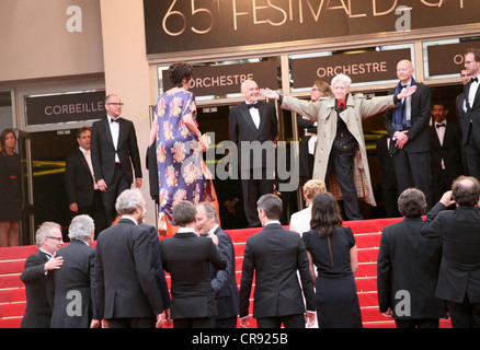 Réalisateur Alain Resnais se félicite de l'exprimées à l Vous n'avez encore rien vu à la projection de gala 65e Festival de Cannes Banque D'Images