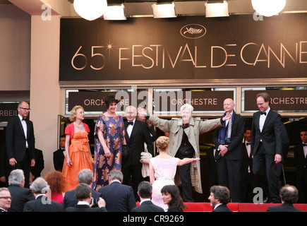 Réalisateur Alain Resnais se félicite de l'exprimées à l Vous n'avez encore rien vu à la projection de gala 65e Festival de Cannes Banque D'Images