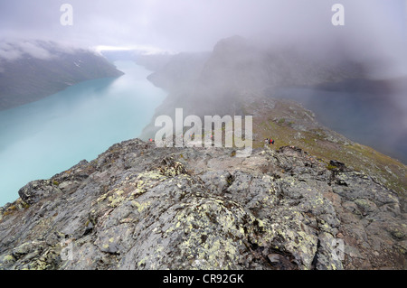 Vue sur le lac Gjende de Besseggen Ridge, le parc national de Jotunheimen, Norway, Scandinavia, Europe Banque D'Images