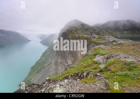 Vue sur le lac Gjende de Besseggen Ridge, le parc national de Jotunheimen, Norway, Scandinavia, Europe Banque D'Images