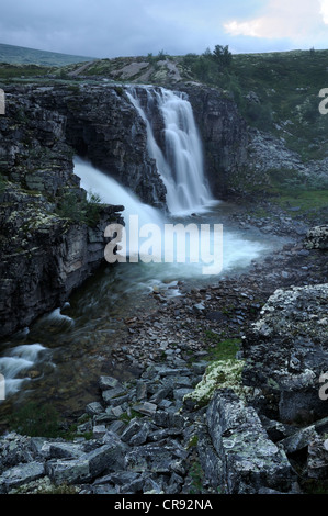 Storulfossen Bruresløret ou, cascade de l'ula magasin dans le Parc National de Rondane, Norway, Scandinavia, Europe Banque D'Images