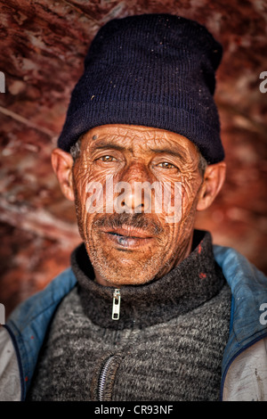 Portrait d'un vieux constructeur au vieux port d'Essaouira, Maroc, Afrique Banque D'Images