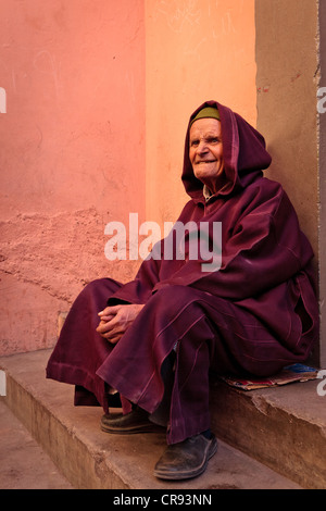 Un homme âgé portant une robe sitting on steps à Marrakech, Maroc, Afrique du Sud Banque D'Images