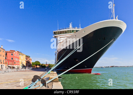 Un paquebot de croisière à la reine Victoria le port de Venise, Italie, Europe Banque D'Images