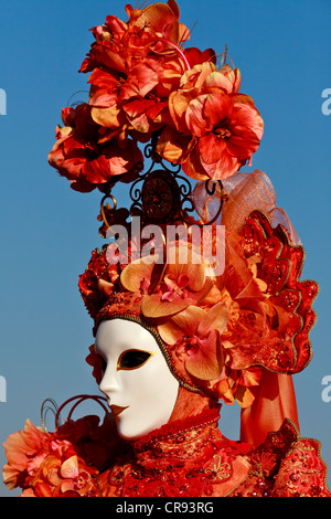 Portrait de femme vêtue de rouge pendant le Carnaval de Venise, Italie, Europe Banque D'Images