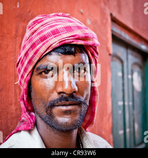 Portrait d'un ouvrier manuel du Malik Ghat Marché aux Fleurs, Kolkata, Inde, Asie Banque D'Images