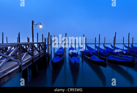 Gondoles attaché au crépuscule du San Marco avec San Giorgio Maggiore dans la distance, Venise, Italie, Europe, Europe Banque D'Images