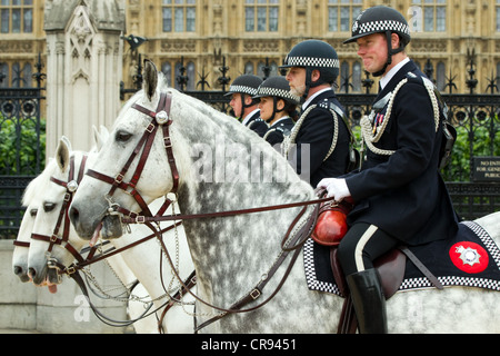 Canada agents de la Police métropolitaine quitter Westminster Hall d'escorter la reine dans une procession de chariot à Buckingham Palace Banque D'Images