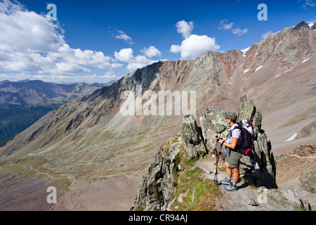 Lors de l'ascension, randonneur de Similaun Hut dans la vallée Schnalstal par Tisental, vallée de l'Alto Adige, Italie, Europe Banque D'Images