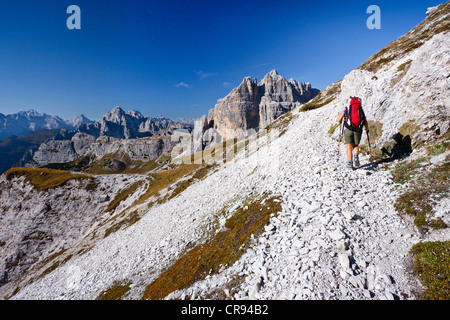 Paternkofel croissant randonneur Montagne, actuellement au-dessous du col Buellelejoch, regard vers l'Cadini, Groupe Alta Pusteria Banque D'Images