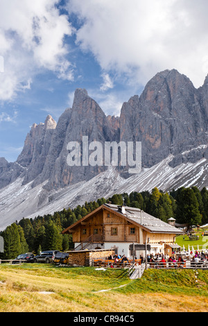 Les alpinistes à l'Alm Geisler dans le Villnoesstal vallée SASS RIGAIS, la montagne ou le groupe Geisler Odle à l'arrière Banque D'Images