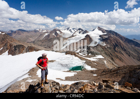 Finailspitz croissant dans la montagne randonneur Vallée Schnalstal par Tisental, regard vers la vallée et Similaun Hintere Schwaerze Banque D'Images