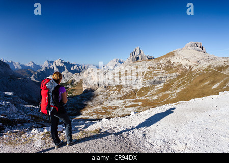 Randonneur sur col Buellelejoch Paternkofel d'ascension de montagne au-dessus du refuge, à l'égard Zsigmondy Paternkofel Banque D'Images