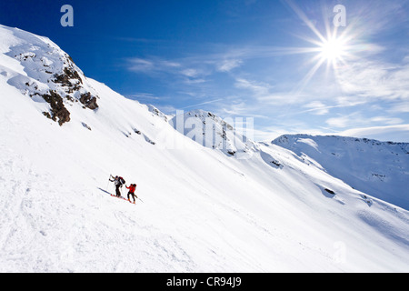 Escalade Ski de randonnée Mt Hoertlahner ou Punta Lavina Durnholz ci-dessus, ou vallée Sarntal, Sarentino Mt Cima di San Giacomo dans le Banque D'Images