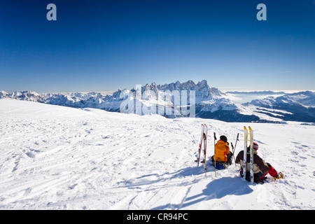 Les skieurs de fond en faisant une pause sur le sommet de la montagne au-dessus du Uribrutto Passo Valles, regard vers le groupe Palla Banque D'Images