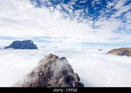 Vue sur le chemin jusqu'à la gran de cir montagne au-dessus du col Gardena, sur la route de corde fixe, Dolomites, vallée de Val Gardena et Banque D'Images