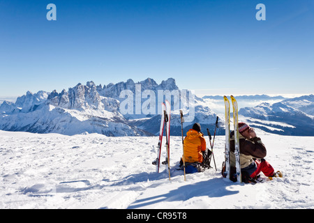 Skieurs sur le Uribrutto au-dessus du sommet Passo Valles, derrière le groupe Pala et le Passo Rolle, Dolomites, Trentin, Italie Banque D'Images