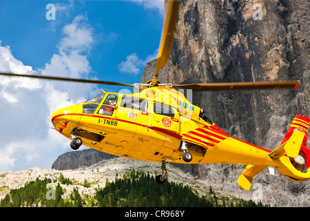 Fonctionnement de l'hélicoptère de sauvetage en montagne, dans les Dolomites, le Tyrol du Sud, Italie, Europe Banque D'Images