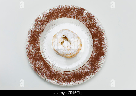 Des pâtisseries françaises 'Paris-Brest' nommé d'après la course à bicyclette, pâte à choux avec différentes garnitures, originaire de crème au beurre Banque D'Images