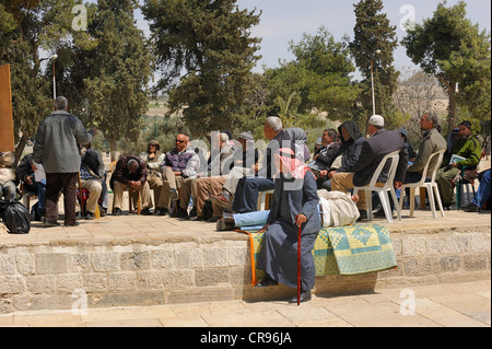 Une assemblée générale palestinienne, la prière sur le mont du Temple, le quartier musulman, vieille ville, Jérusalem, Israël, Moyen Orient Banque D'Images