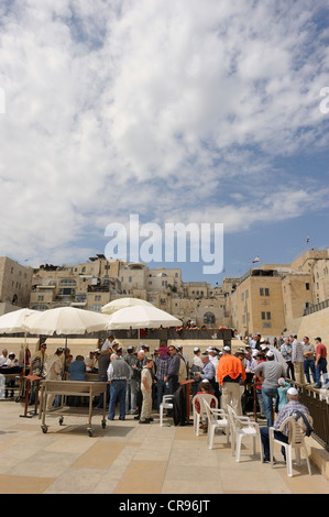 Bar Mitzvah, cérémonie de célébration de la maturité religieuse, au Mur des lamentations ou de l'Ouest en direction du Quartier Juif Banque D'Images