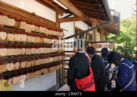 Les enfants de l'école portant des uniformes de marin que l'uniforme scolaire sélection Ema boards comme Lucky Charms à accrocher dans le sanctuaire Yasaka Banque D'Images