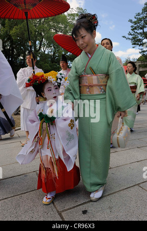 Mère et fille dans les kimonos, procession vers le sanctuaire, Tenmango Kintano Matsuri festival culte, Kyoto, Japon, Asie Banque D'Images