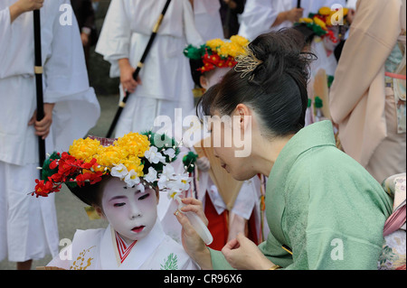 Mère et fille dans les kimonos, procession vers le sanctuaire, Tenmango Kintano Matsuri festival culte, Kyoto, Japon, Asie Banque D'Images