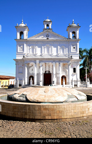 Fontaine et église sur la Plaza de Suchitoto, El Salvador, l'Amérique centrale Banque D'Images