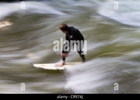 Surfer sur une vague dans l'Eisbach, jardin anglais, Munich, Haute-Bavière, Bavaria, Germany, Europe Banque D'Images