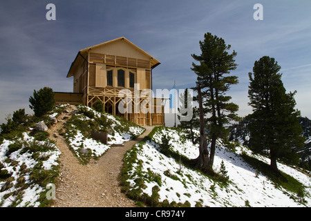 Maison du roi sur Schachen avec Dreitorspitze massif au printemps, avec coucou bleu (Primula elatior) à l'avant, gamme Wetterstein Banque D'Images