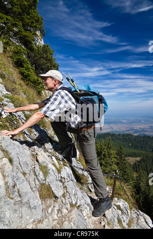 Homme, 55 ans, sur une voie d'escalade Ettaler Manndl Mountain, un Laberberg sous-sommet de montagne dans les Alpes, Ettal Banque D'Images