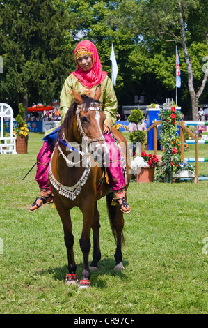 Rider de la cavalerie Royale d'Oman portant un uniforme aux couleurs vives, au cours d'une présentation à PFERD France Muenchen, Banque D'Images