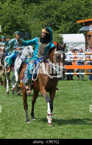 Les membres de la cavalerie Royale d'Oman à l'International Horse Show, PFERD France Munich, démonstration de savoirs traditionnels Banque D'Images