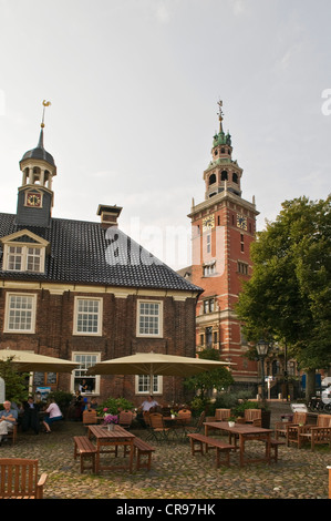 Bâtiment historique, zur Waage und Boerse, cabinet de Maîtres-peseurs et stock exchange en face de l'hôtel de ville, port, musée Leer Banque D'Images