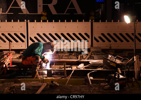 Travaux de soudure nocturne sur le lit de la voie d'un tramway, Munich, Bavaria, Germany, Europe Banque D'Images