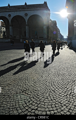 Cobblestone paving sur Odeonsplatz carré avec la Feldherrnhalle, Field Marshals' Hall, Munich, Bavaria, Germany, Europe Banque D'Images