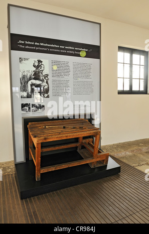 La flagellation banc dans la salle des prisonniers de Dachau, Camp de concentration de Dachau, près de Munich, Bavaria, Germany, Europe Banque D'Images