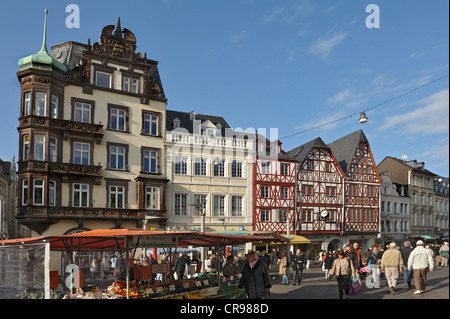 Dom-Hotel et maisons à colombages de la place Hauptmarkt, Trèves, Rhénanie-Palatinat, Allemagne, Europe Banque D'Images