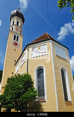 L'église paroissiale de Saint Andreas oignon avec dome et deux cadrans solaires, Wolfratshausen, Bavaria, Germany, Europe Banque D'Images