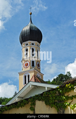 L'église paroissiale de Saint Andreas avec oignon dôme, Wolfratshausen, Bavaria, Germany, Europe Banque D'Images