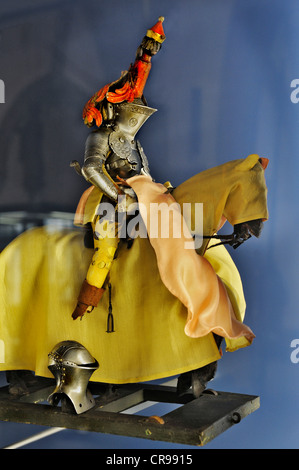 Chevalier de tournoi portant des armures de joute avec un emblème héraldique sur le casque, Nuremberg autour de 1540/50 Banque D'Images