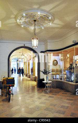 Shopping dans les aracade Theatinerstrasse, Munich, Bavaria, Germany, Europe Banque D'Images