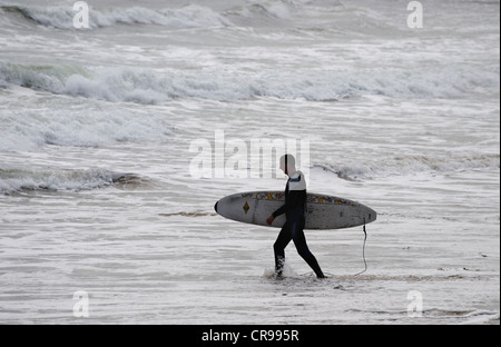 Surfeurs à Garrettstown, West Cork, Irlande Banque D'Images