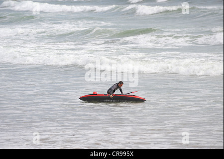 Surfeurs à Garrettstown, West Cork, Irlande Banque D'Images