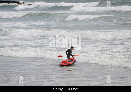 Surfeurs à Garrettstown, West Cork, Irlande Banque D'Images