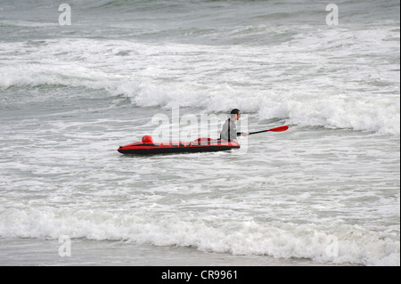 Surfeurs à Garrettstown, West Cork, Irlande Banque D'Images