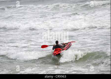 Surfeurs à Garrettstown, West Cork, Irlande Banque D'Images