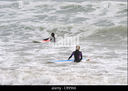 Surfeurs à Garrettstown, West Cork, Irlande Banque D'Images