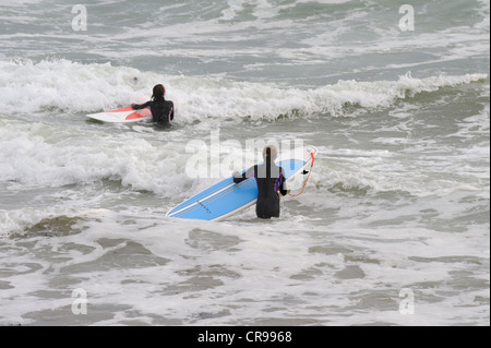 Surfeurs à Garrettstown, West Cork, Irlande Banque D'Images